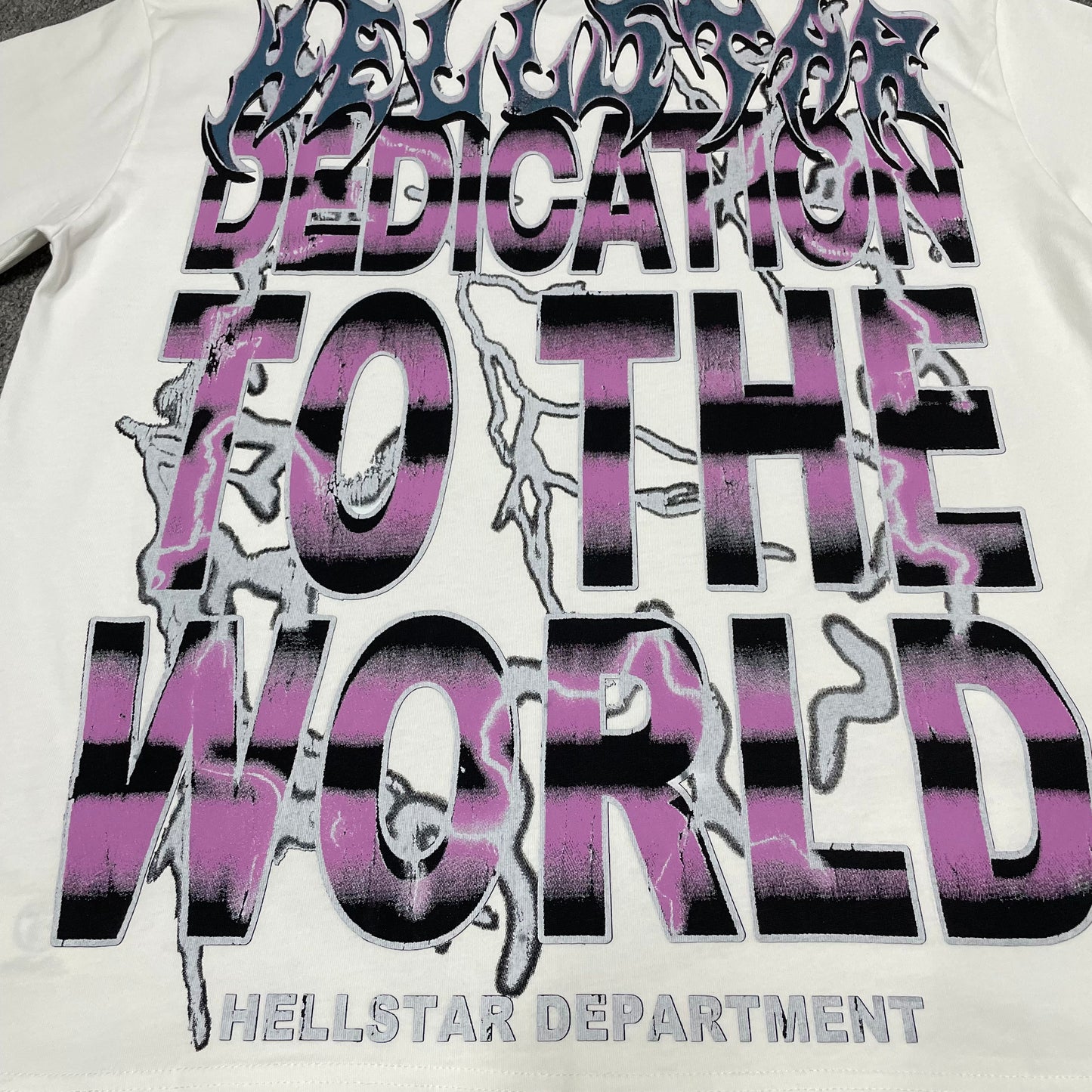Full futuristic face and layered goggles graphic on Hellstar white T-shirt
Close-up of the futuristic goggles face print on Hellstar graphic T-shirt
Detailed pink blue yellow and black graphic print on Hellstar Goggles Tee
Layered futuristic goggles artwork detail on Hellstar graphic T-shirt