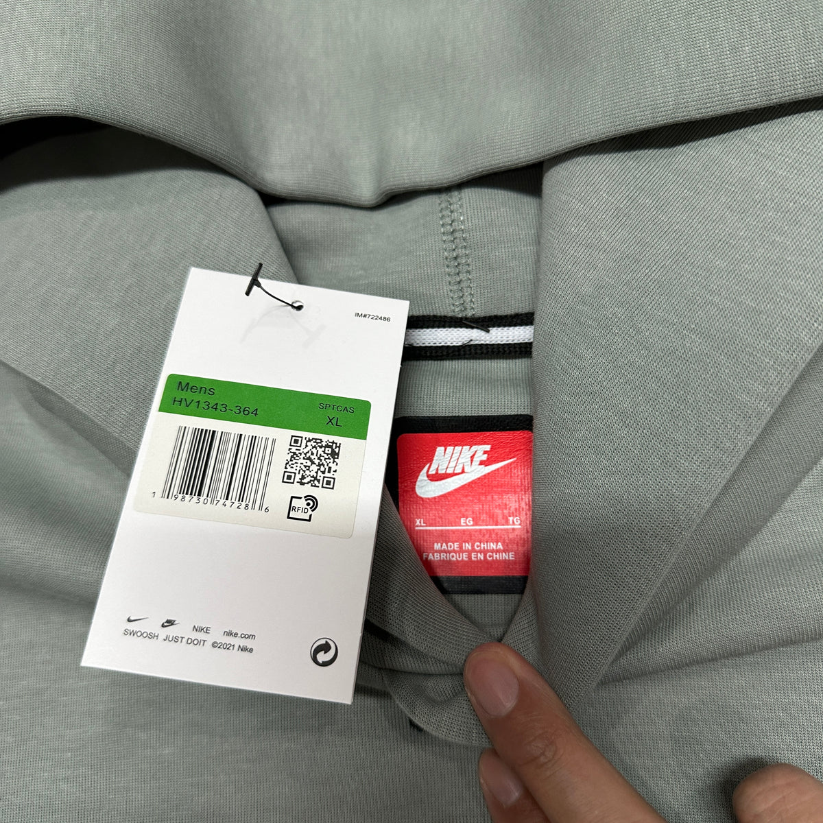 Nike Tech Men's Pullover Hoodie with Reflective Design Accents
