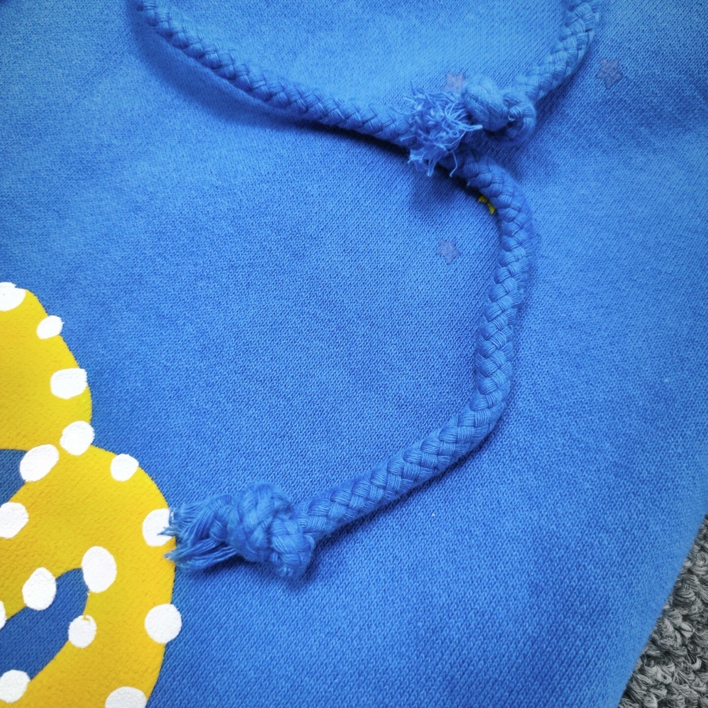 Adjustable drawstring waist detail on SP5DER TC Blue sweatpants