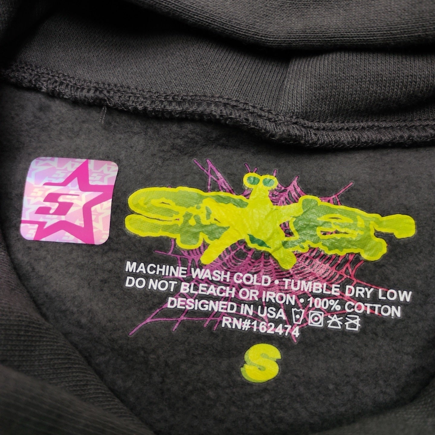 Sp5der Wait Web Hoodie Slate Grey neck label and size tag detail
Sp5der Wait Web Hoodie Slate Grey care label and washing instruction detail