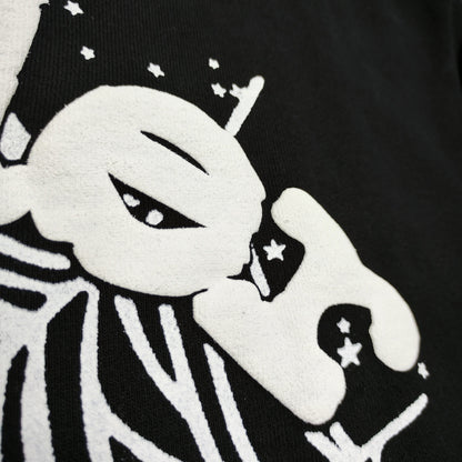 Full white puff-print artwork on Sp5der OG Web Hoodie Black with oversized logo and spider web
Close-up of raised white Sp5der lettering and web print details on the black OG Web Hoodie
Side angle showing the three-dimensional white puff-print texture on Sp5der OG Web Hoodie Black