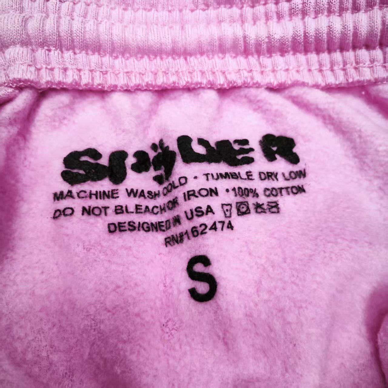 SP5DER Atlanta pink sweatpants inner waistband label detail
SP5DER Atlanta pink sweatpants size label detail