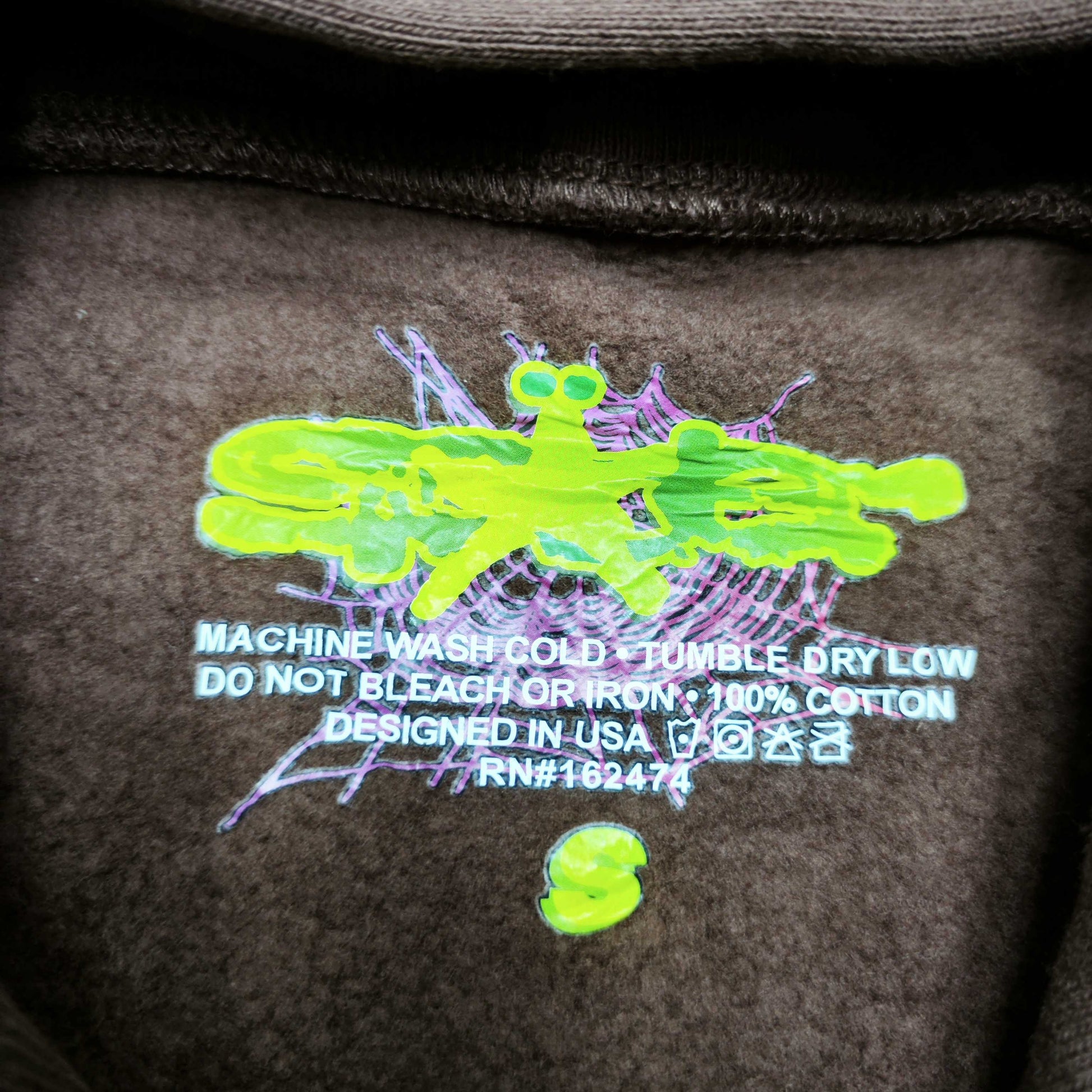 Sp5der Web Hoodie Brown neck label and size tag detail
Sp5der Web Hoodie Brown care label and washing instruction detail