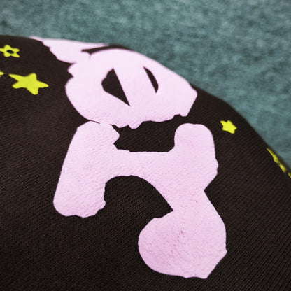 Close-up of pink SP5DER puff-print logo on Classic brown sweatpants
Raised pink puff-print texture on SP5DER Classic brown sweatpants
Close-up of defined puff-print edges on SP5DER Classic sweatpants