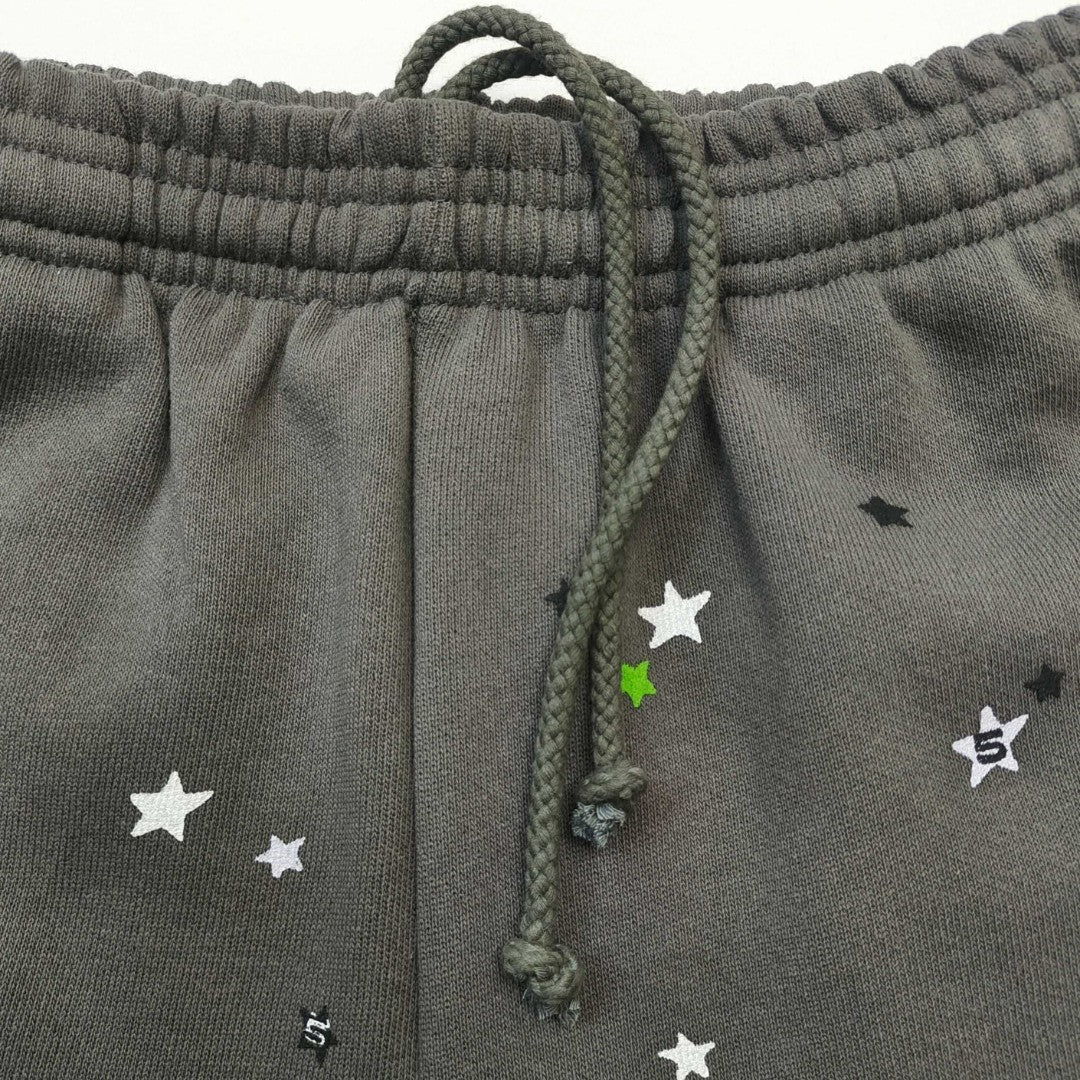 Scattered black white and green star graphics on SP5DER Punk V2 sweatpants
Elastic waistband detail on SP5DER Punk V2 slate grey sweatpants
Adjustable drawstring waist detail on SP5DER Punk V2 slate grey sweatpants