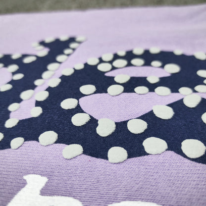 Raised navy puff-print texture on SP5DER Acai purple sweatpants
White dot detailing around the navy SP5DER graphic on Acai sweatpants
White slogan print detail on SP5DER Acai purple sweatpants