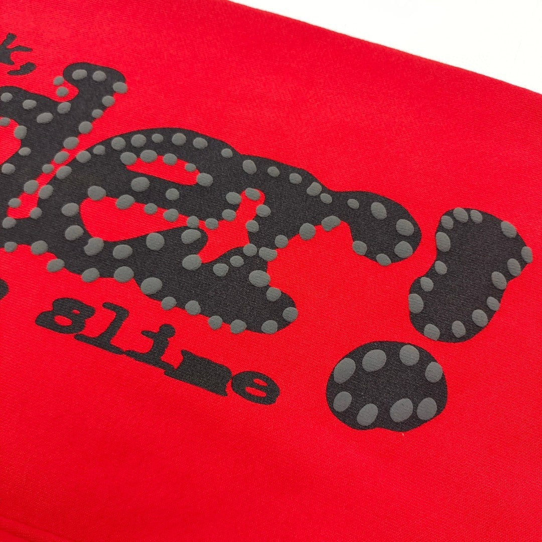 Close-up of black SP5DER puff-print graphic on red P*NK V2 sweatpants
Raised black puff-print texture on SP5DER P*NK V2 red sweatpants
Close-up of defined puff-print edges on SP5DER P*NK V2 sweatpants