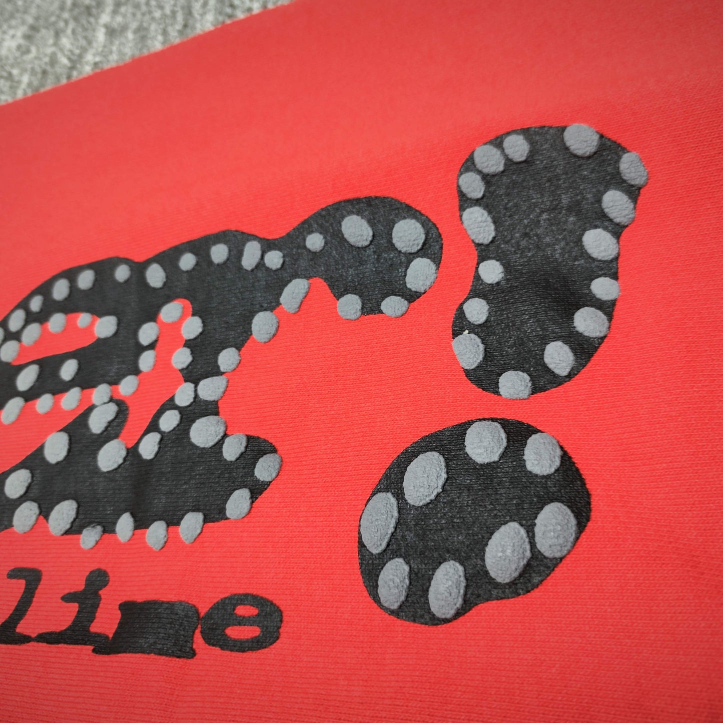 Close-up of black SP5DER puff-print graphic on red P*NK V2 sweatpants
Raised black puff-print texture on SP5DER P*NK V2 red sweatpants
Close-up of defined puff-print edges on SP5DER P*NK V2 sweatpants