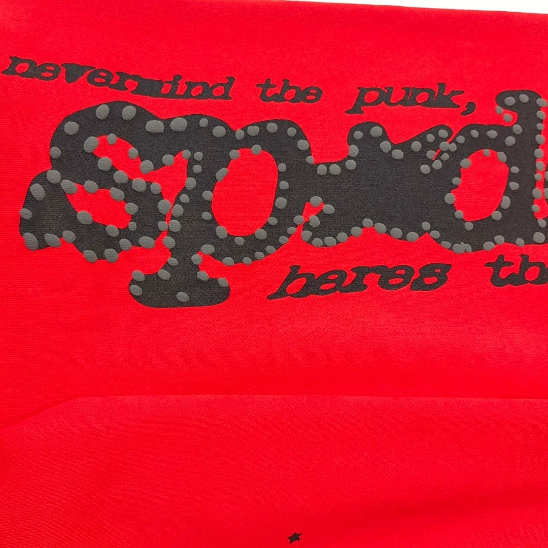 Close-up of black SP5DER puff-print graphic on red P*NK V2 sweatpants
Raised black puff-print texture on SP5DER P*NK V2 red sweatpants
Close-up of defined puff-print edges on SP5DER P*NK V2 sweatpants