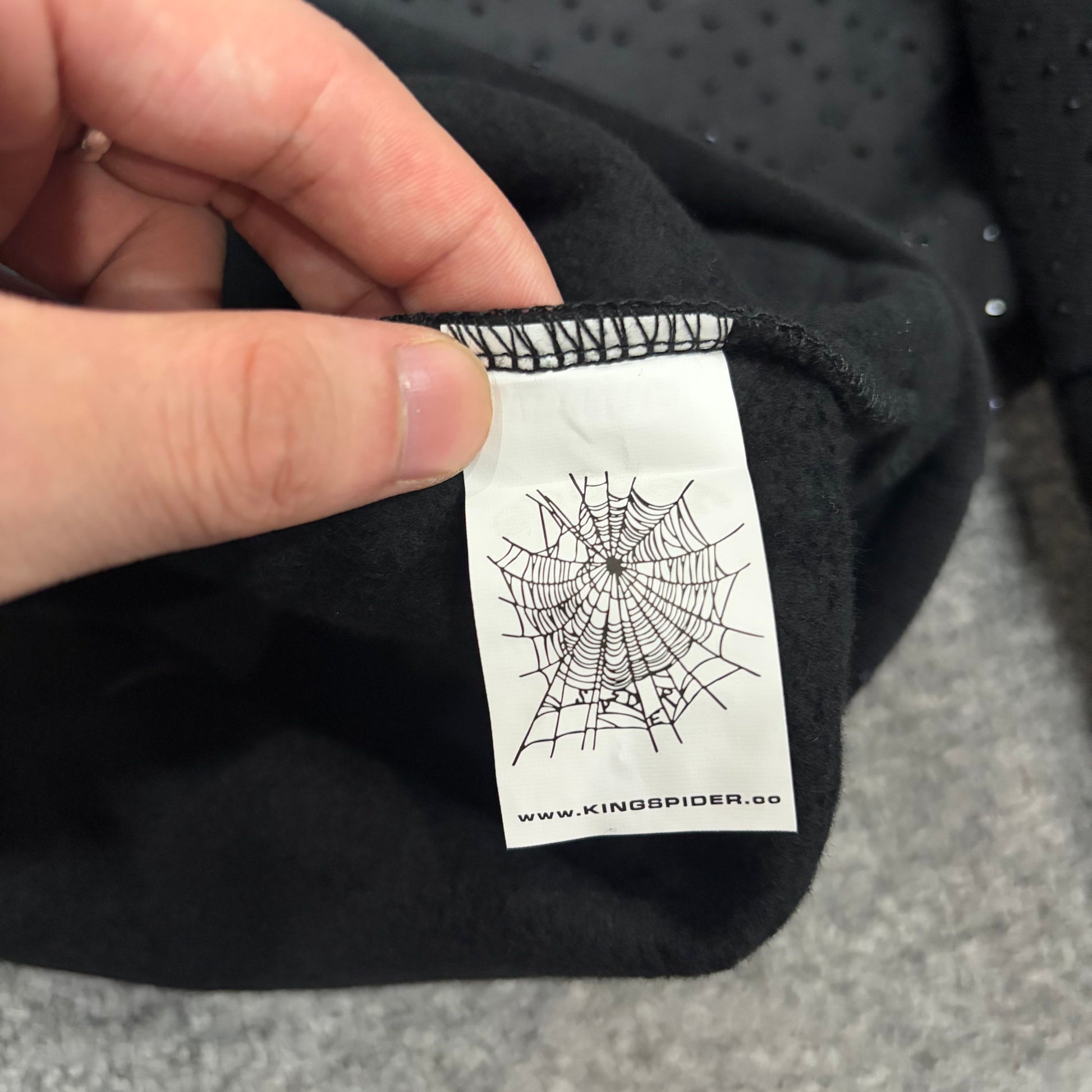 Sp5der VVS Hoodie neck label and size tag detail
Sp5der VVS Hoodie care label and washing instruction detail