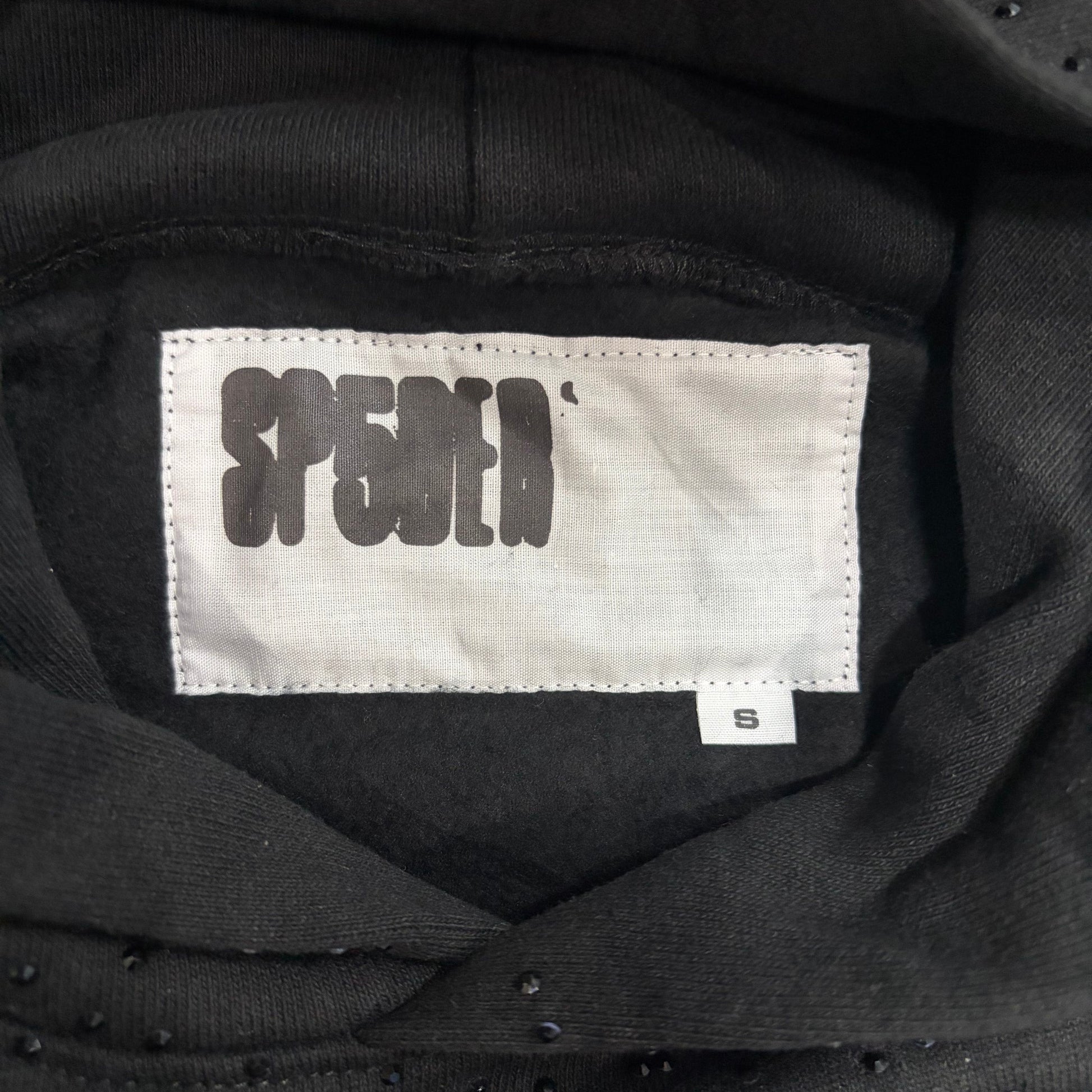 Sp5der VVS Hoodie neck label and size tag detail
Sp5der VVS Hoodie care label and washing instruction detail