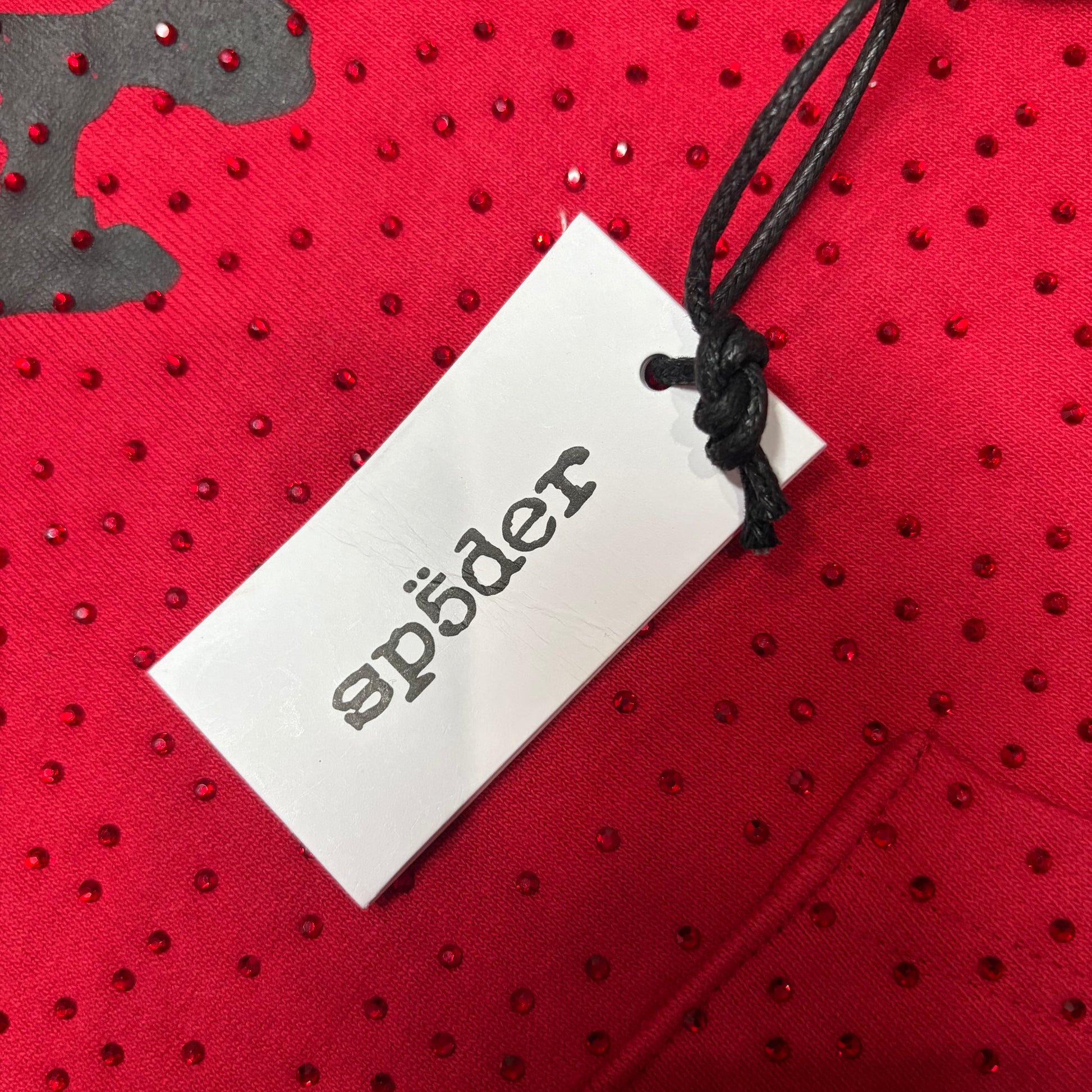 Sp5der VVS Hoodie neck label and size tag detail
Sp5der VVS Hoodie care label and washing instruction detail