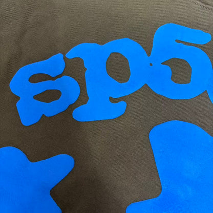 Full blue puff-print artwork on Sp5der Beluga Hoodie Brown with logo, stars and number graphics
Close-up of raised blue SP5DER lettering and clean puff-print edges on the brown Beluga Hoodie
Side angle showing the three-dimensional blue puff-print texture on Sp5der Beluga Hoodie Brown
Oversized blue star graphics across the front of Sp5der Beluga Hoodie Brown