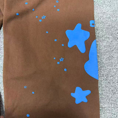Oversized blue star graphic on SP5DER Beluga V2 brown sweatpants
Scattered blue star graphics across SP5DER Beluga V2 brown sweatpants