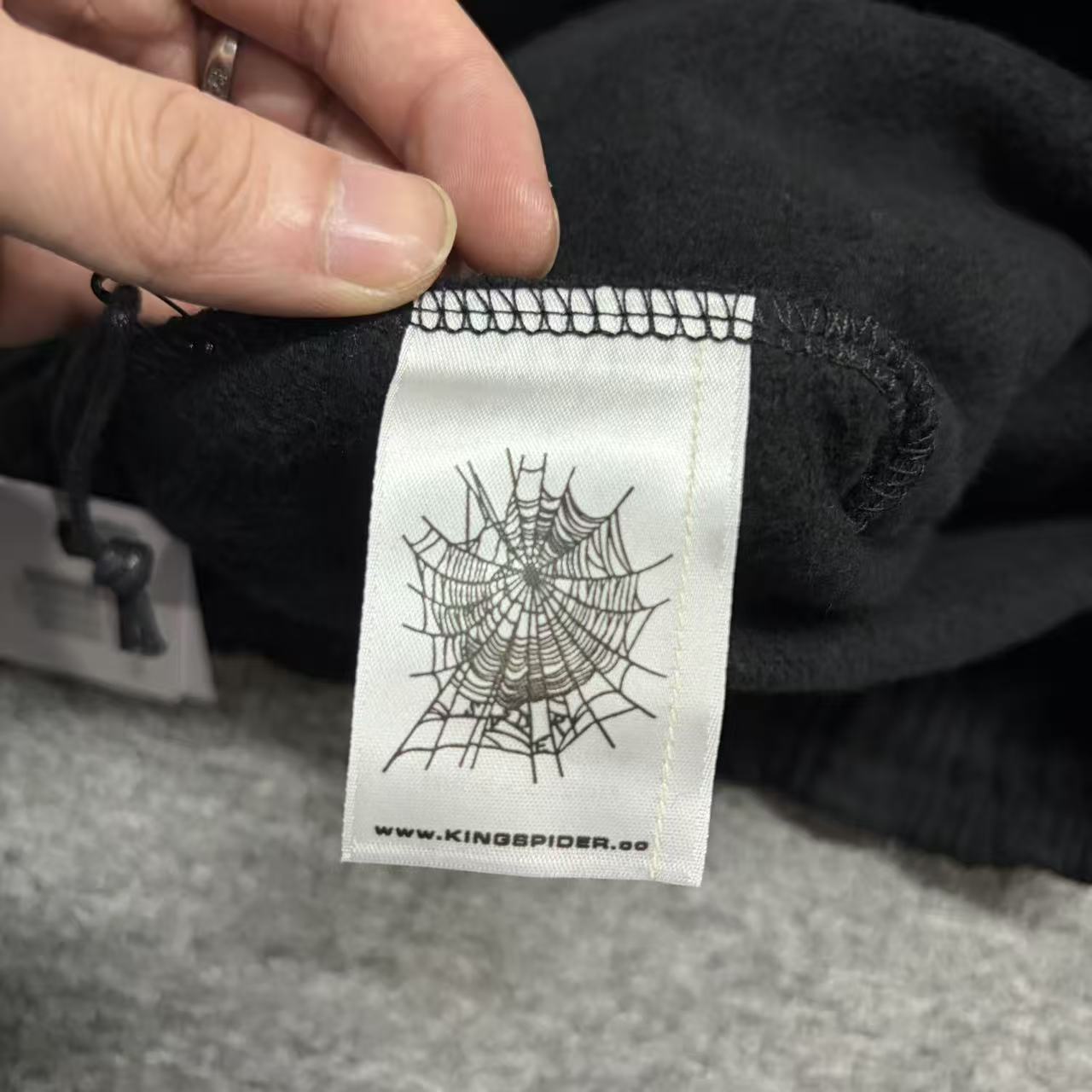 SP5DER Issue 404 black sweatpants care label front view
SP5DER Issue 404 sweatpants washing instructions label back view