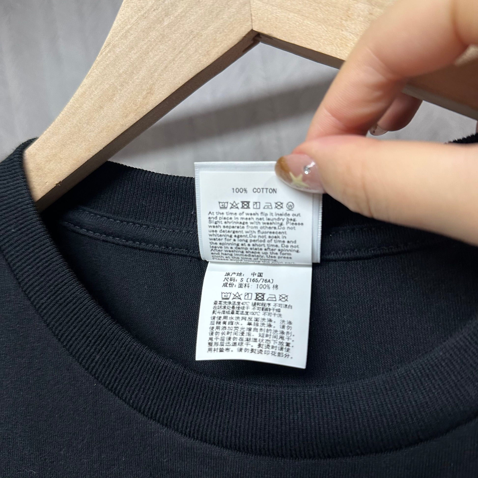 Graphic T-shirt crew neckline and woven neck label detail