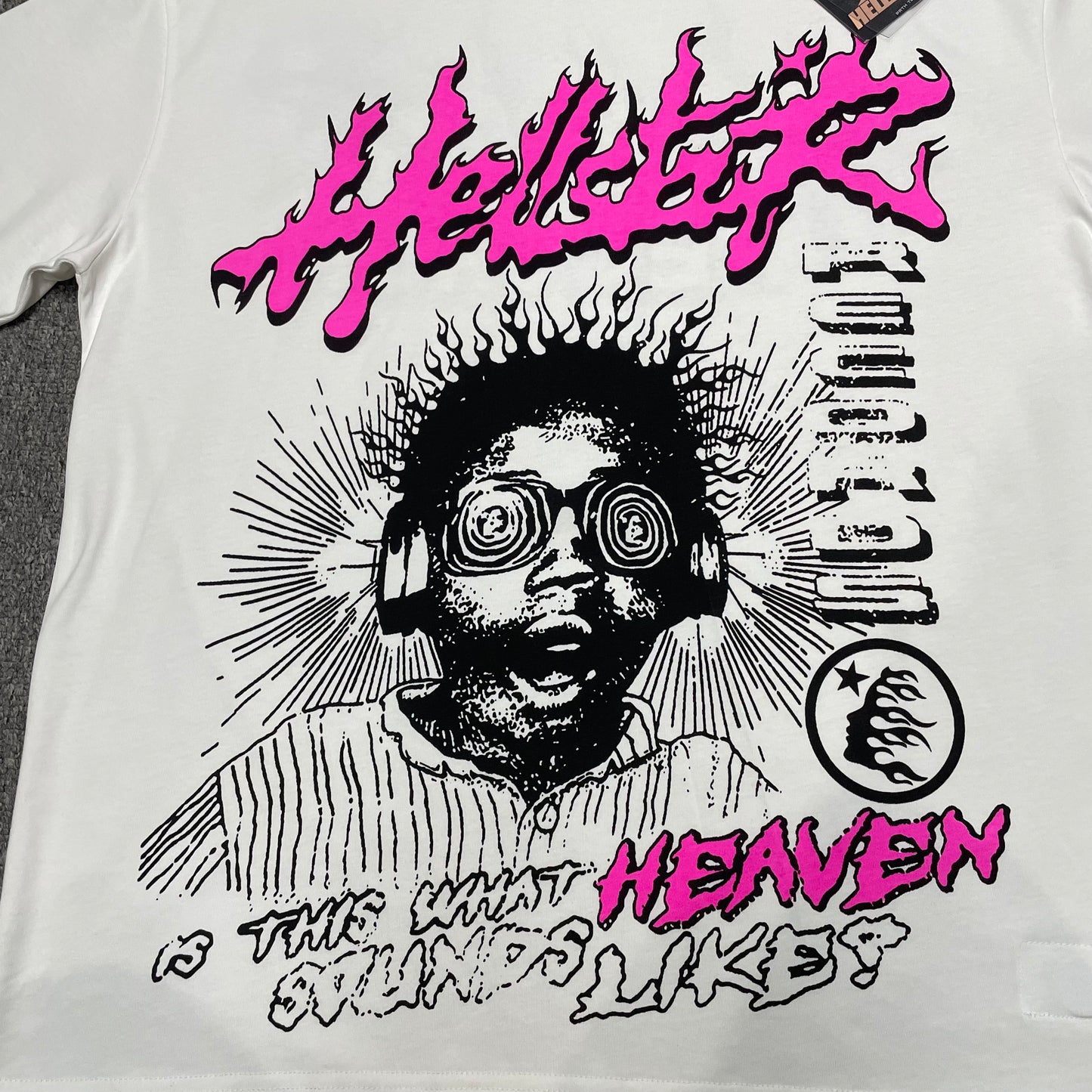 Full oversized helmet face graphic on the front of the Hellstar Helmet Tee
Close-up of the black helmeted face artwork on the Cream Hellstar graphic T-shirt
Detailed view of the distorted face and helmet illustration on the Hellstar Helmet Tee
