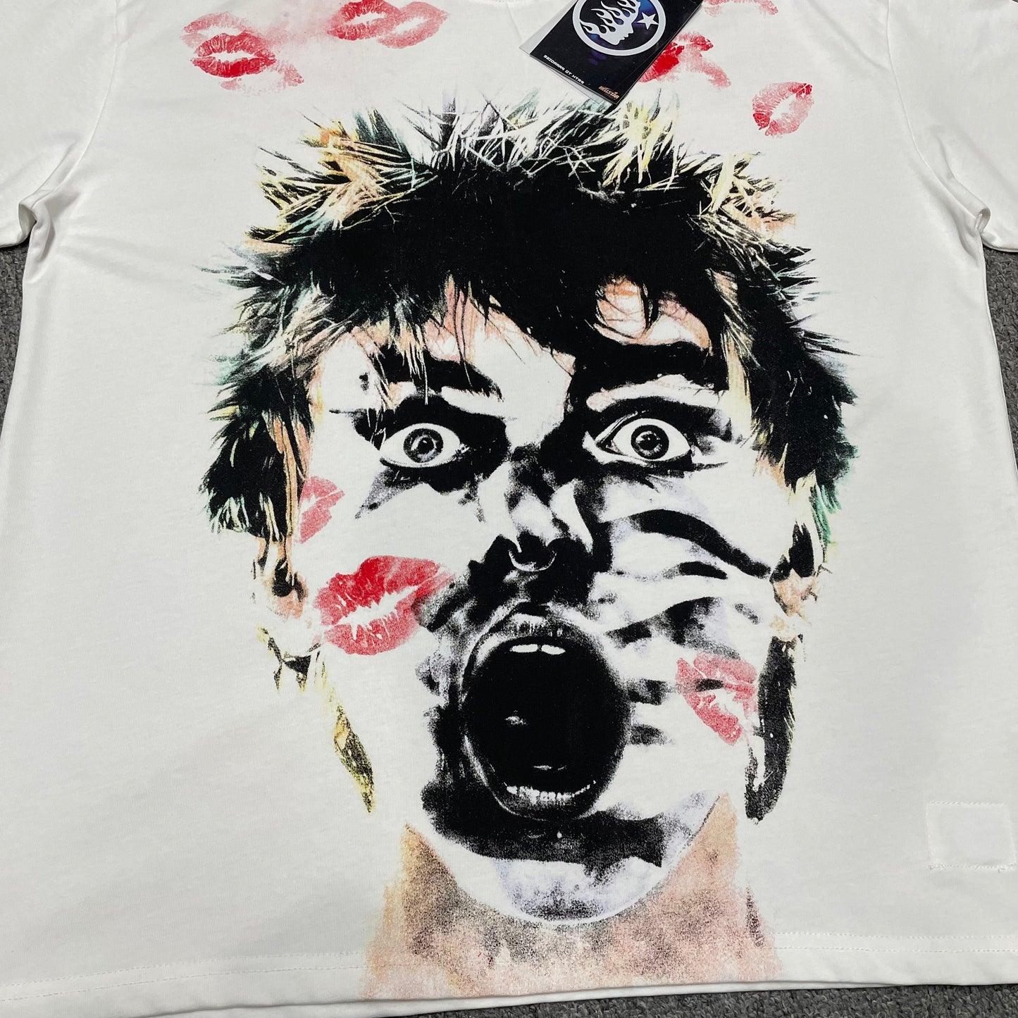 Close-up of the black white and red artwork on the Hellstar French Kiss T-Shirt
Oversized screaming character graphic on the front of the Hellstar French Kiss T-Shirt
Close-up of the wide-eye screaming face artwork on the white Hellstar graphic T-shirt
Red kiss-mark graphics surrounding the face artwork on the Hellstar French Kiss T-Shirt