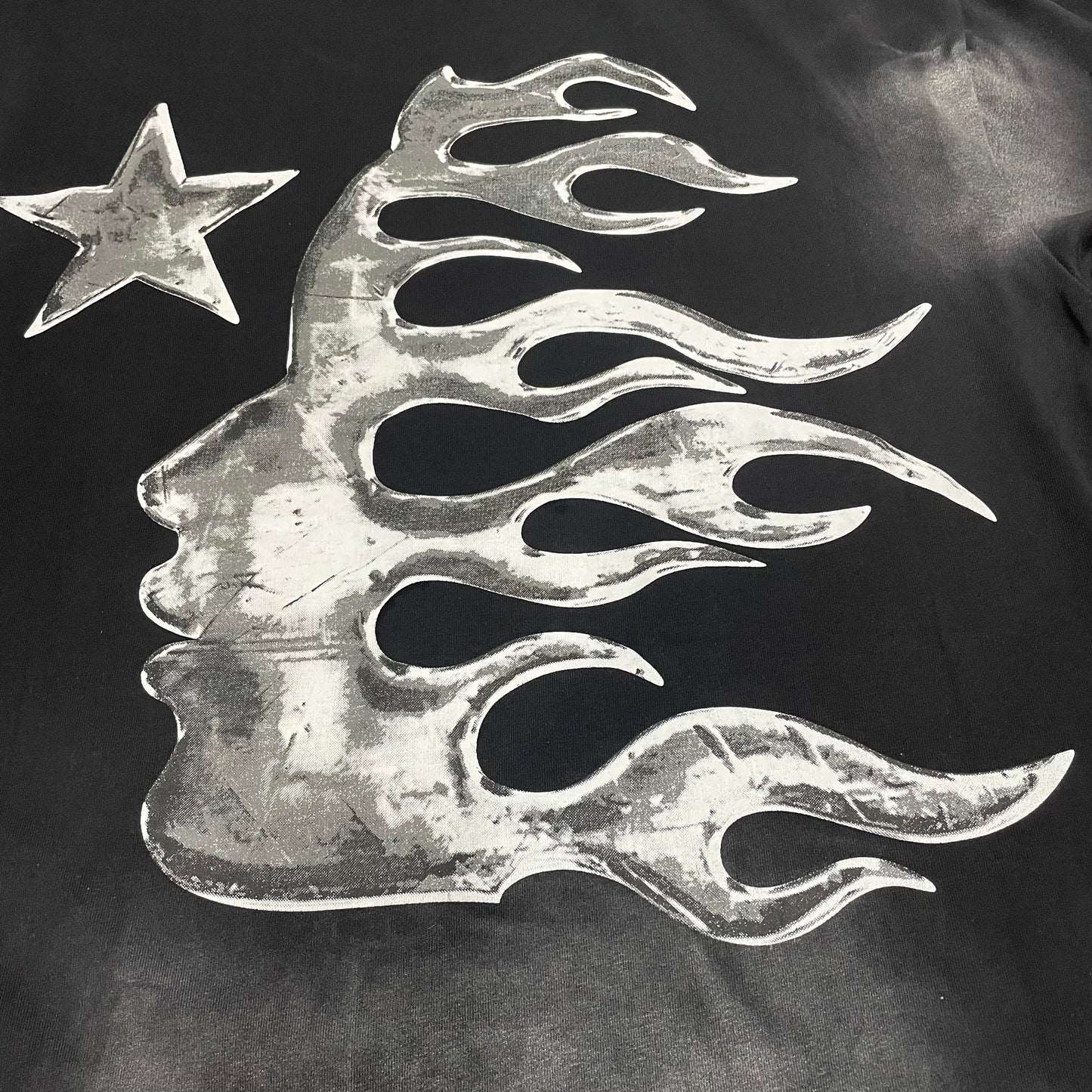 Full rear graphic artwork on Hellstar Chrome Logo black T-shirt
Close-up of the back graphic on Hellstar Chrome Logo T-shirt
Detailed rear screen-print artwork on Hellstar washed black T-shirt