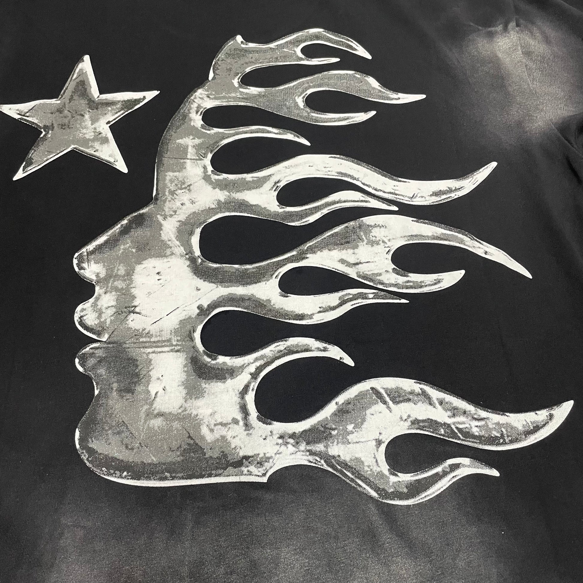 Full rear graphic artwork on Hellstar Chrome Logo black T-shirt
Close-up of the back graphic on Hellstar Chrome Logo T-shirt
Detailed rear screen-print artwork on Hellstar washed black T-shirt