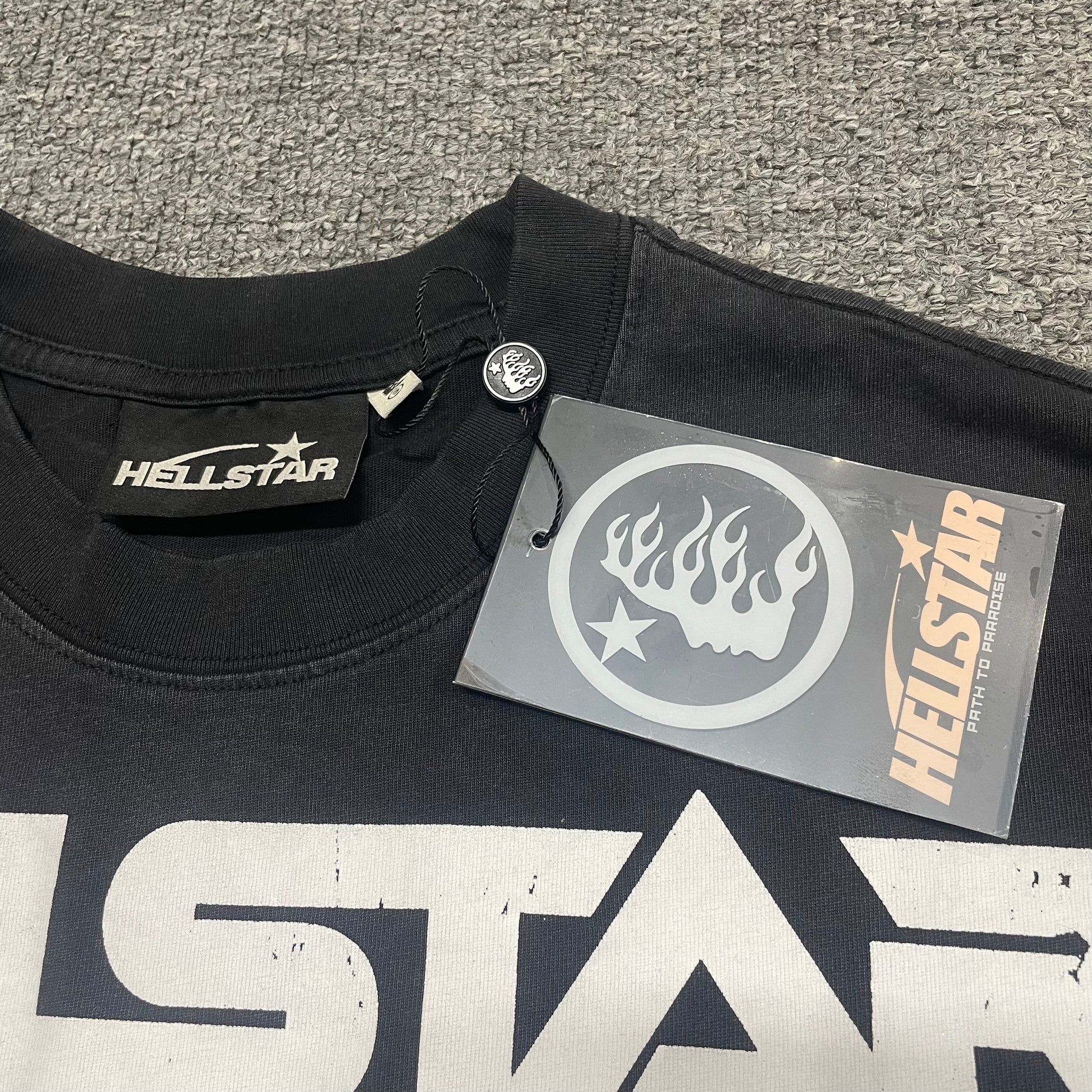 Crew neck collar and stitching detail on Hellstar Blur T-shirt
Hellstar woven neck label inside Blur washed black T-shirt
Hellstar size label detail inside Blur washed black T-shirt
Hellstar branded hangtag attached to Blur black graphic T-shirt