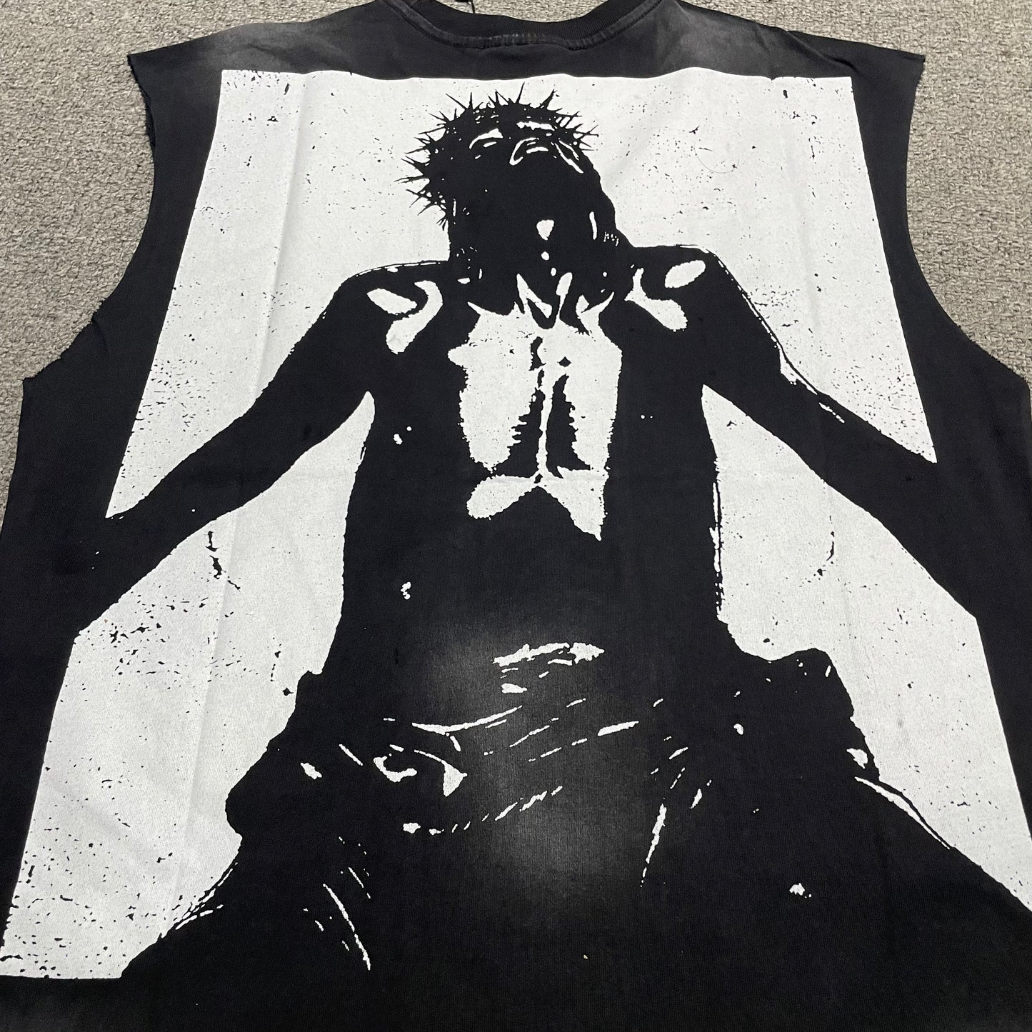 Oversized monochrome figure graphic on the back of Hellstar cutoff T-shirt
High-contrast black and white seated figure artwork on Hellstar T-shirt
Close-up of oversized monochrome back graphic on Hellstar cutoff T-shirt
Detailed view of monochrome seated figure artwork on the back of Hellstar T-shirt
Close-up of thorn-crown silhouette detail in the Hellstar back graphic