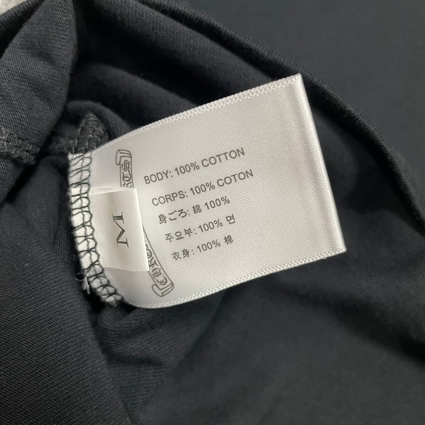 Chrome Hearts Floral Horseshoe T-shirt size label hem stitching and wash label details
Close-up of clean double-needle hem stitching on Chrome Hearts Floral Horseshoe T-shirt
Chrome Hearts Floral Horseshoe short sleeve T-shirt size tag and wash care label