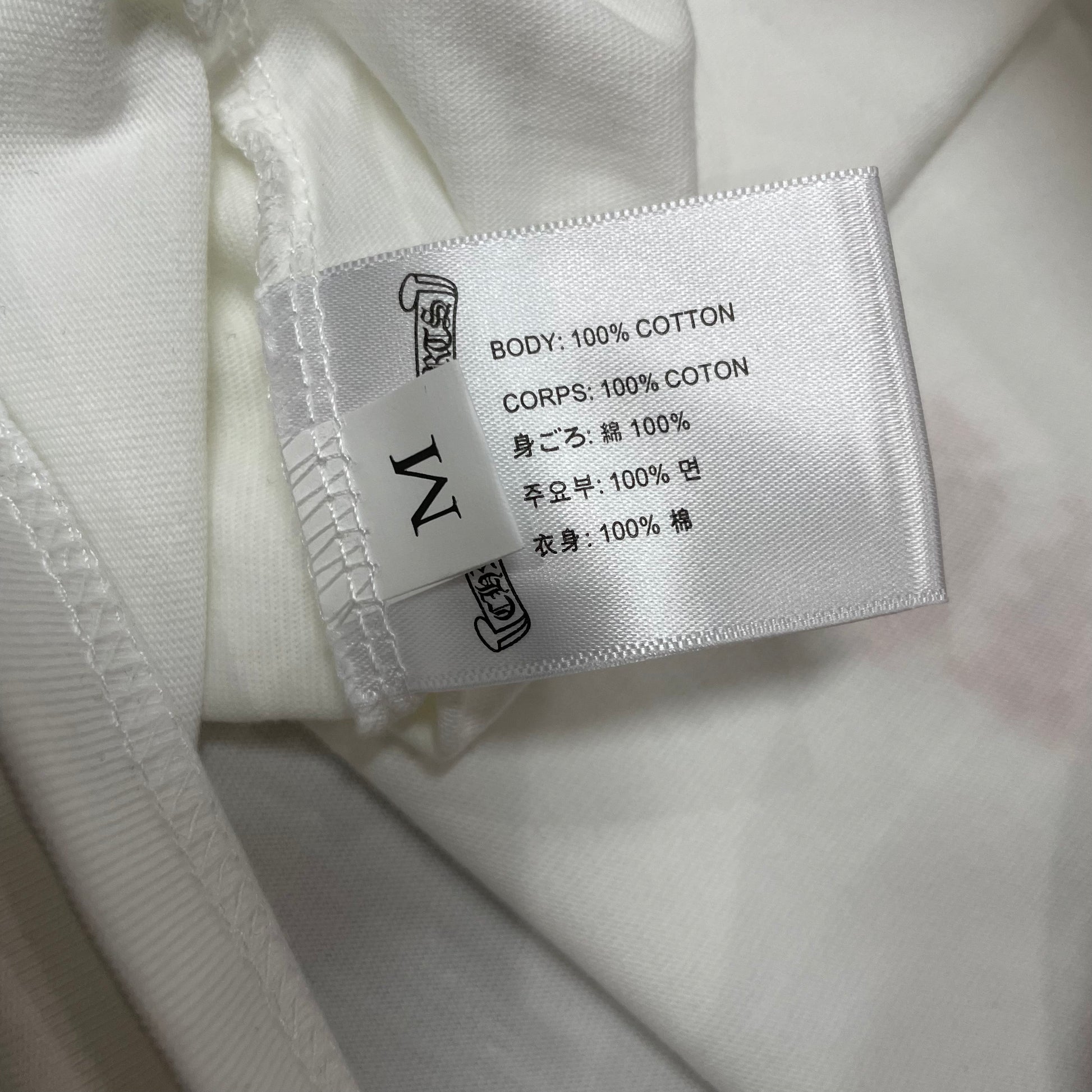 Chrome Hearts Floral Horseshoe T-shirt size label hem stitching and wash label details
Close-up of clean double-needle hem stitching on Chrome Hearts Floral Horseshoe T-shirt
Chrome Hearts Floral Horseshoe short sleeve T-shirt size tag and wash care label