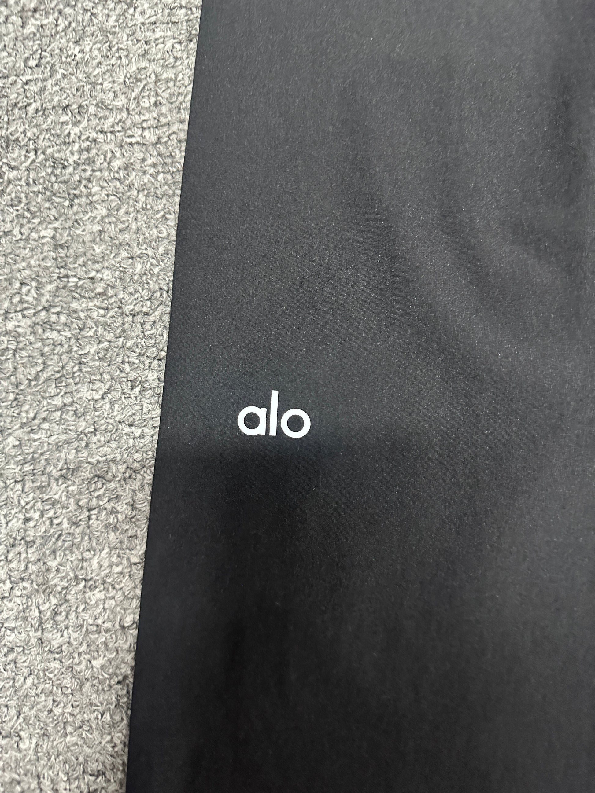 Alo Yoga Center Front Waistband Printed Alo Logo Close-Up