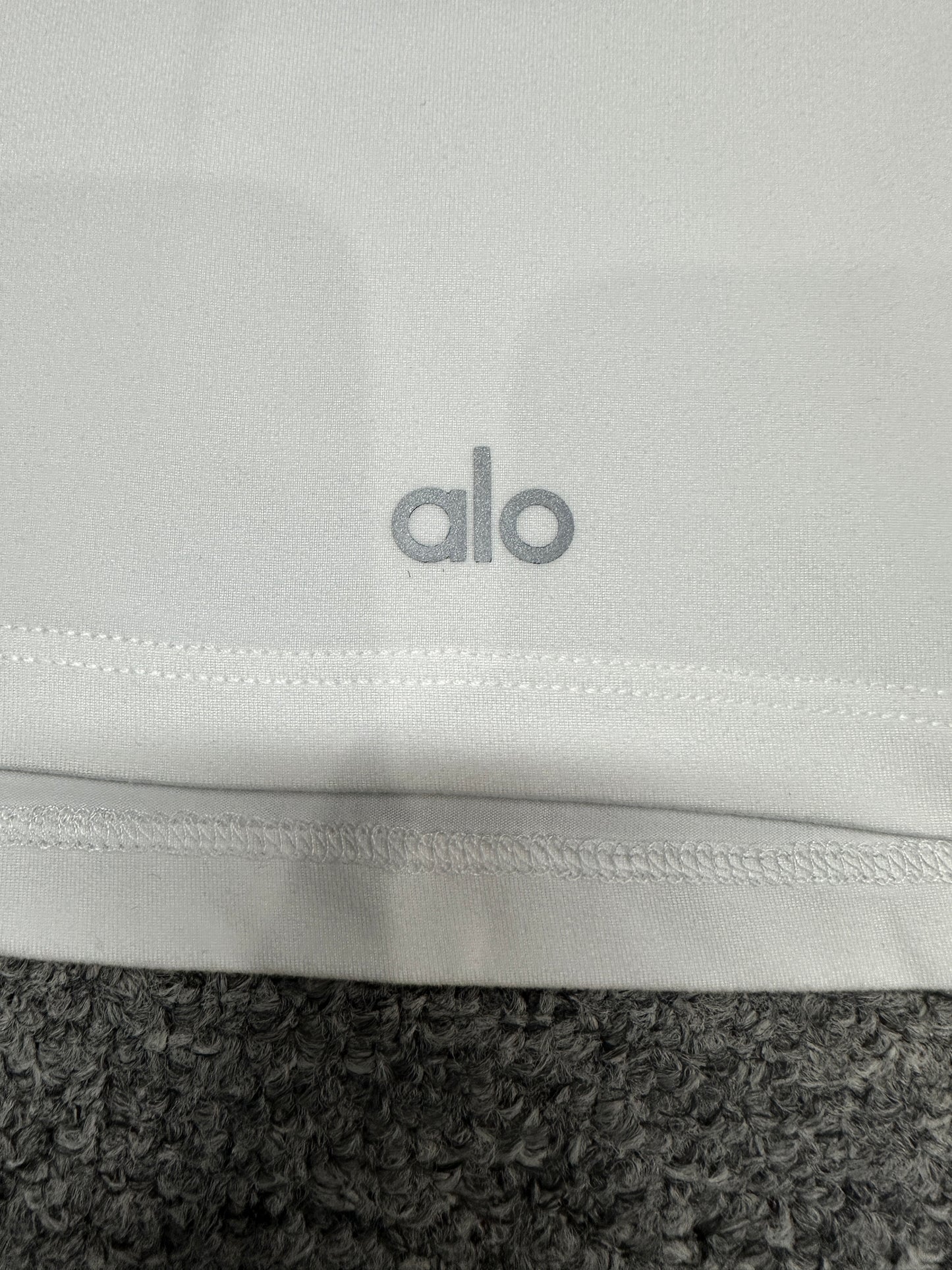 ALO logo detail on White Alosoft Crop Finesse Short Sleeve
Soft inner Alosoft fabric close-up of White Crop Finesse Short Sleeve
ALO Alosoft White crop tee bottom hem and double stitching detail