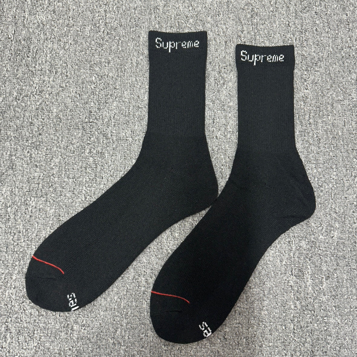 Supreme x Hanes Crew Socks (4 Pack)