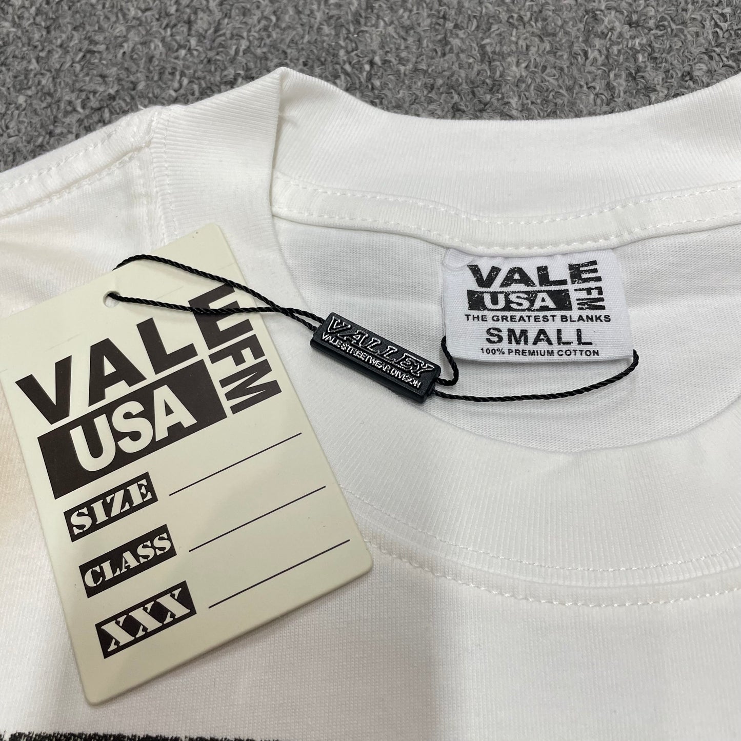 Vale Forever Badu Tee reinforced crew neck stitching detail
Vale Forever Badu Tee branded neck label close-up
Vale Forever Badu Tee Cream size label detail
Vale Forever Badu Tee branded hang tag detail
