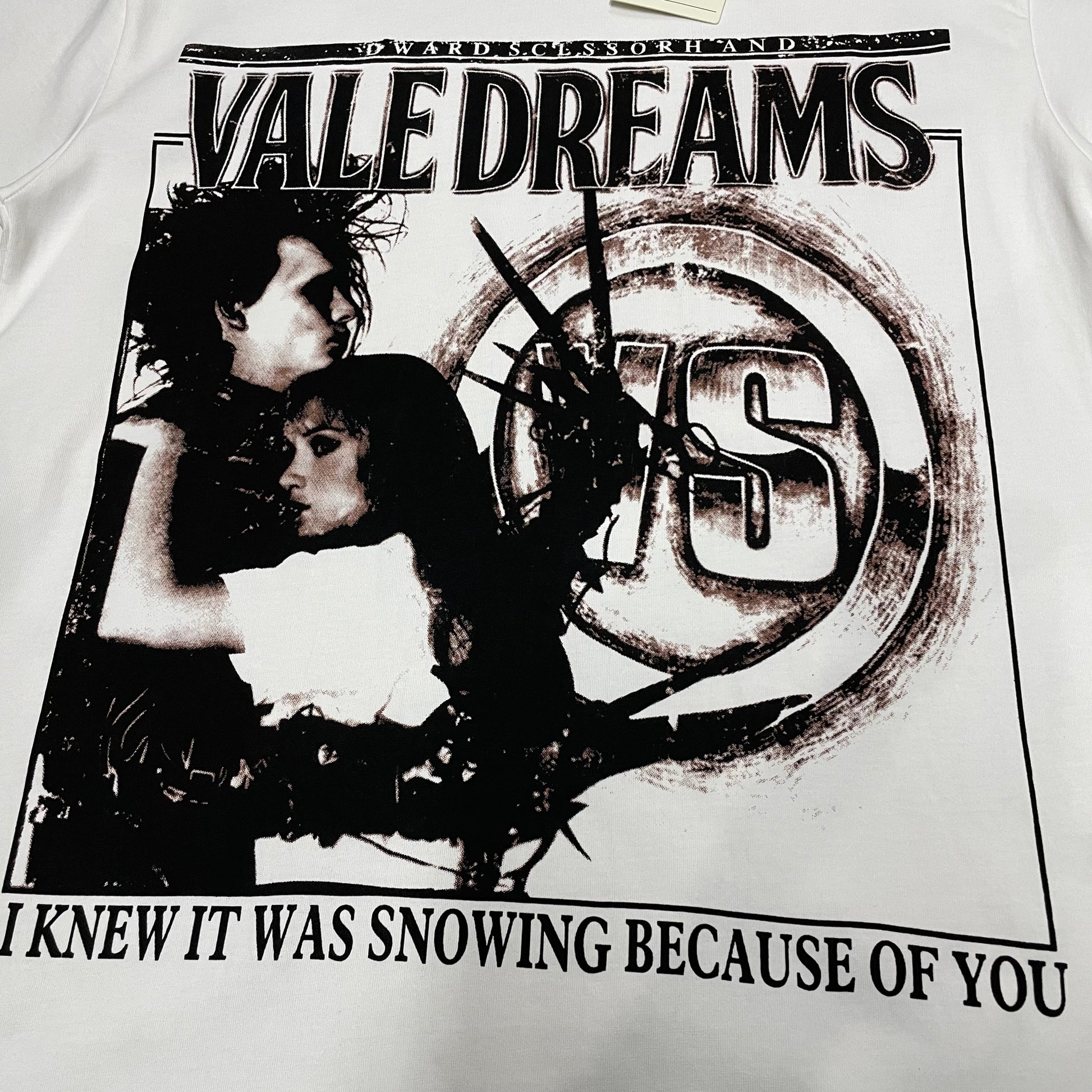 Vale Forever Scissorhands Tee full distressed front graphic
Vale Forever Scissorhands Tee vintage cinematic portrait front artwork
Vale Forever Scissorhands Tee distressed monochrome portrait print detail
Vale Forever Scissorhands Tee bold Vale Dreams lettering close-up
Vale Forever Scissorhands Tee distressed VS circular logo detail
Vale Forever Scissorhands Tee front slogan lettering print detail
Vale Forever Scissorhands Tee double-sided graphic design