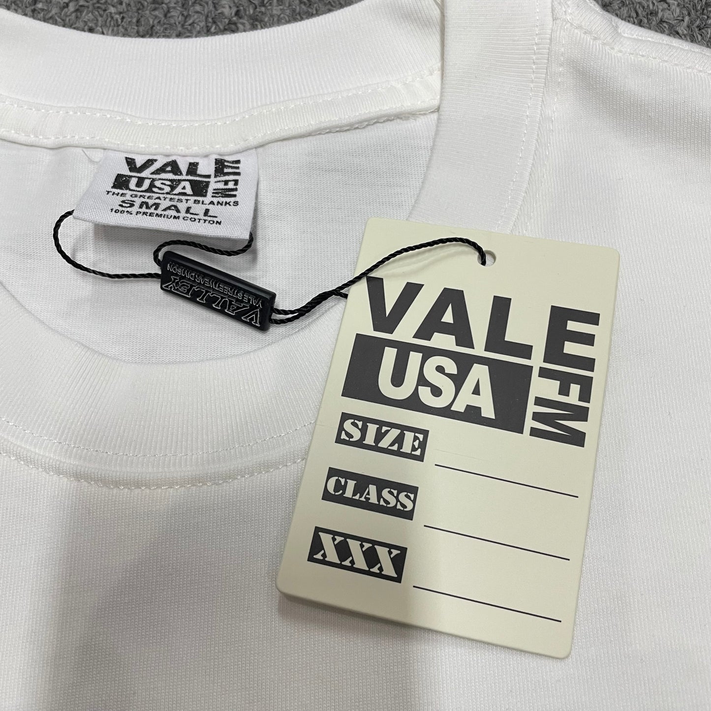 Vale Forever Scissorhands Tee crew neck stitching detail
Vale Forever Scissorhands Tee branded neck label close-up
Vale Forever Scissorhands Tee Daffodile size label detail
Vale Forever Scissorhands Tee branded hang tag detail