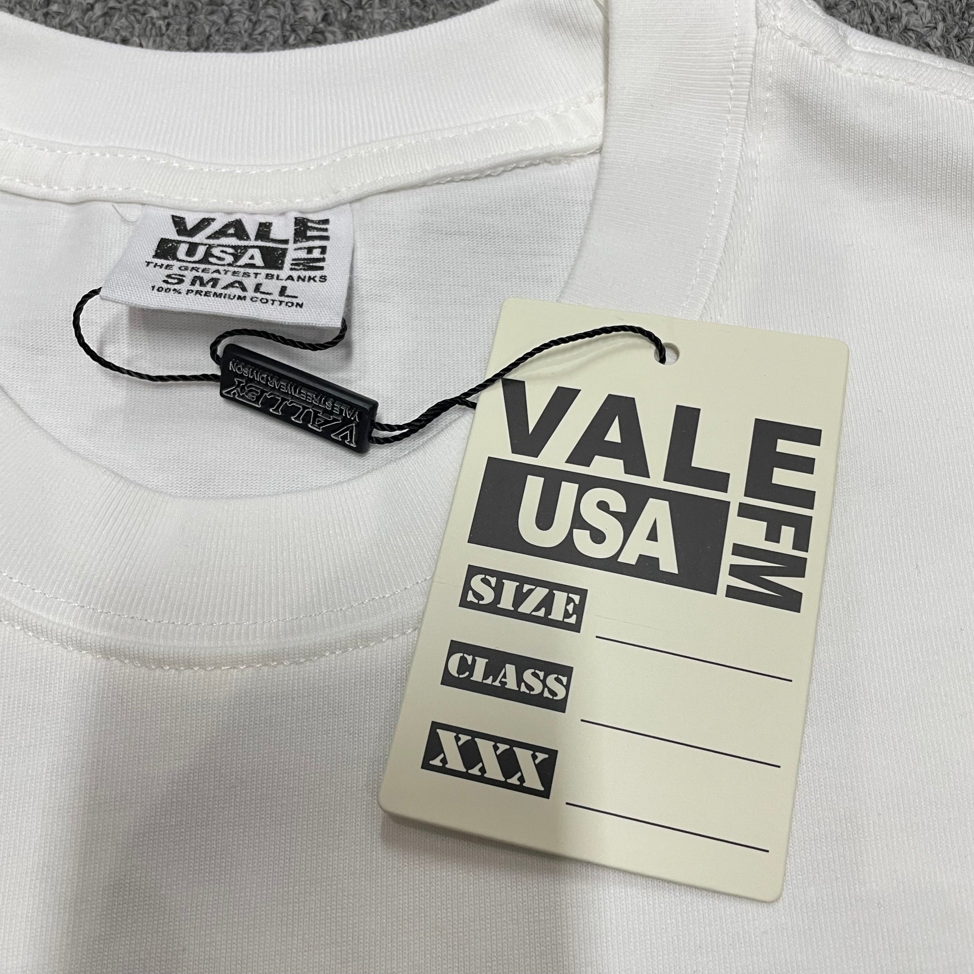 Vale Forever Scissorhands Tee crew neck stitching detail
Vale Forever Scissorhands Tee branded neck label close-up
Vale Forever Scissorhands Tee Daffodile size label detail
Vale Forever Scissorhands Tee branded hang tag detail