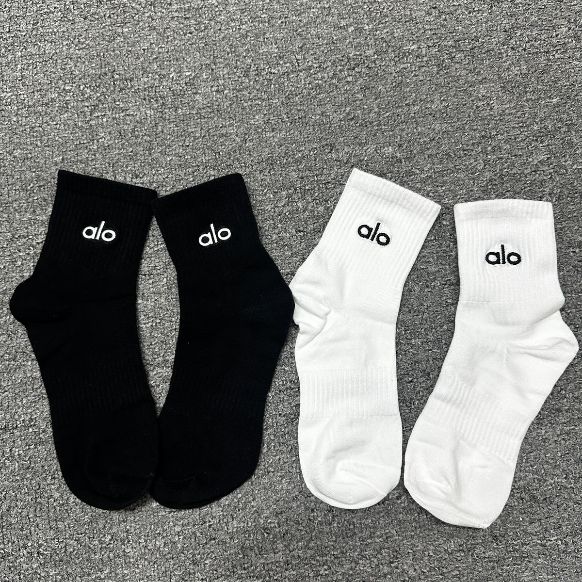 Alo Yoga Unisex Half-Crew Throwback Sock